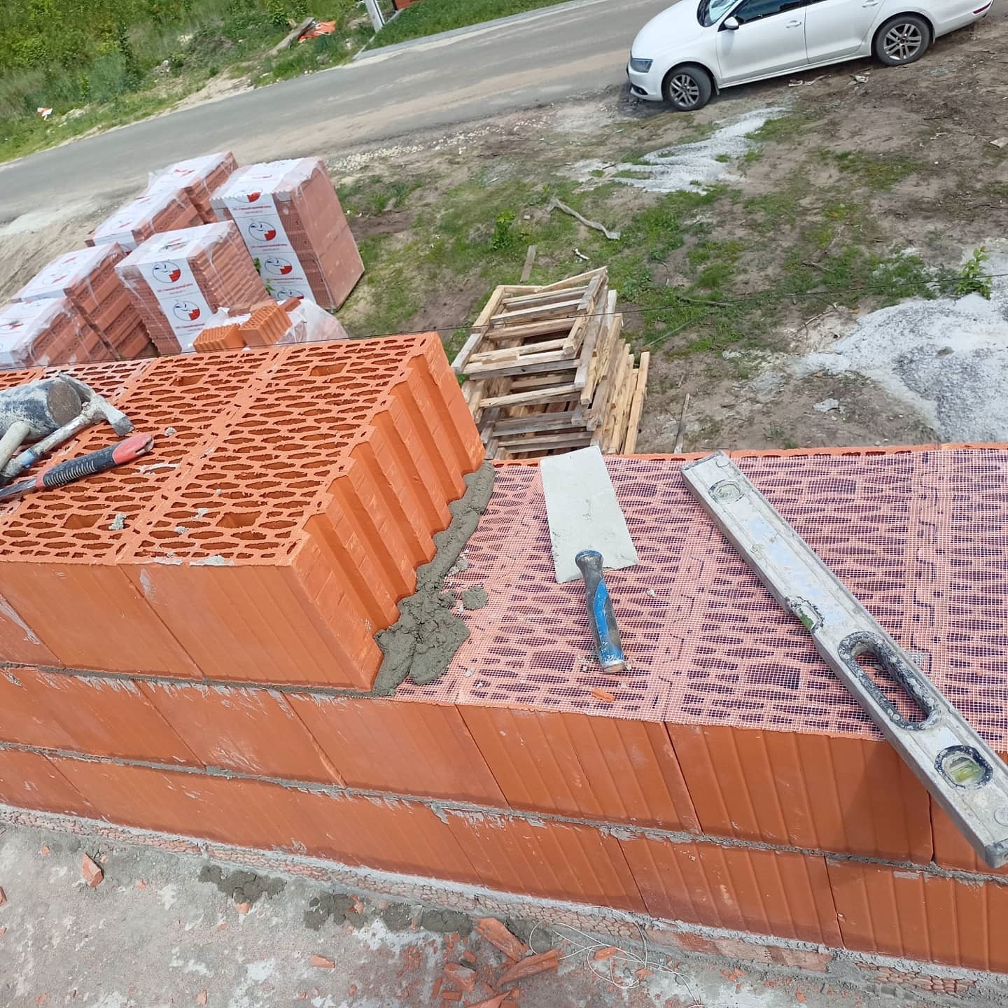 Начали кладку мансардного этажа