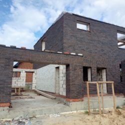 Второй этаж дома с гаражом в Боровом из газосиликатных блоков и кирпича готов