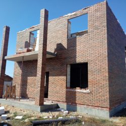 Закончили кладку 2 этажа дома из газоблоков и кирпича в Ступино