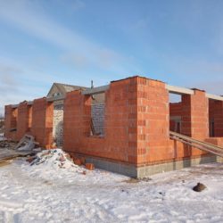 Завершаем кладку дома из керамических блоков в Девице